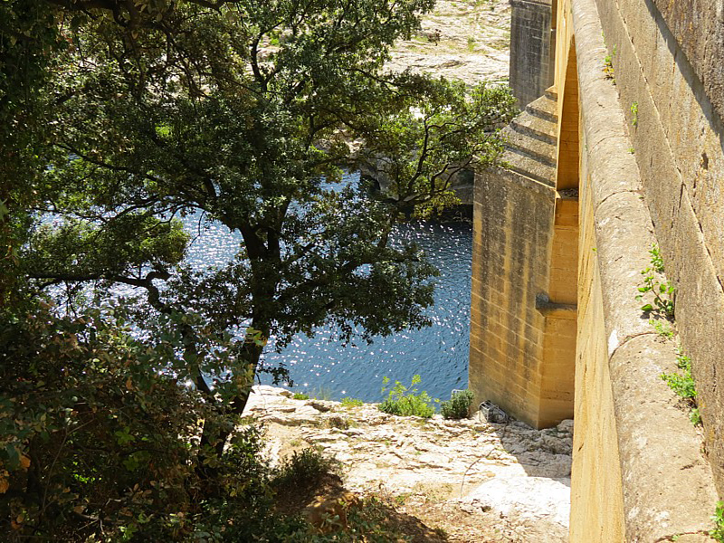 Le Gard au pied du pont