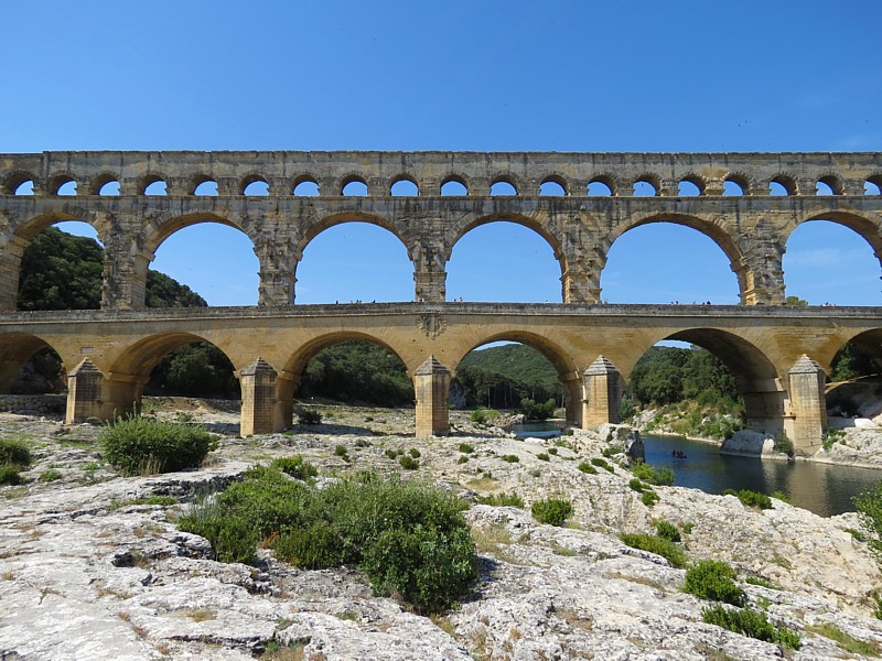Le pont du Gard en face