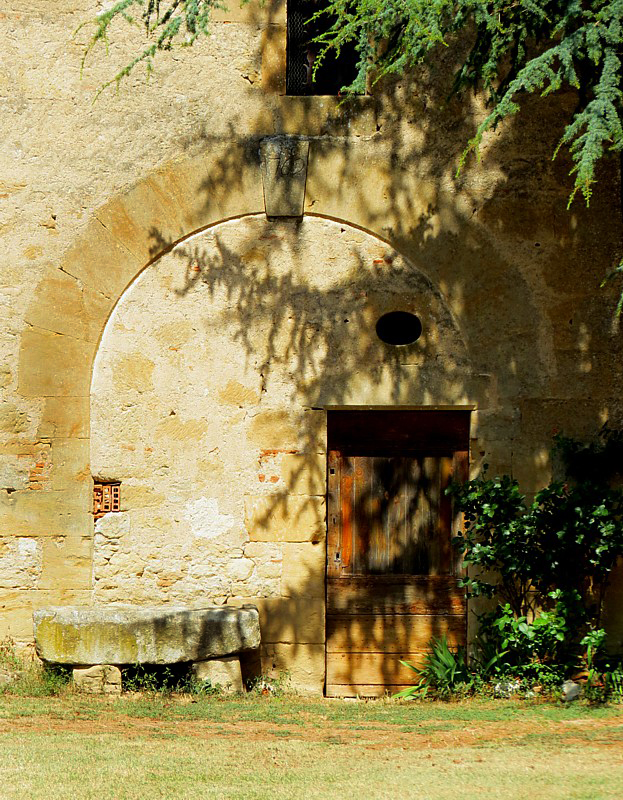 la porte modifie et le banc de pierre