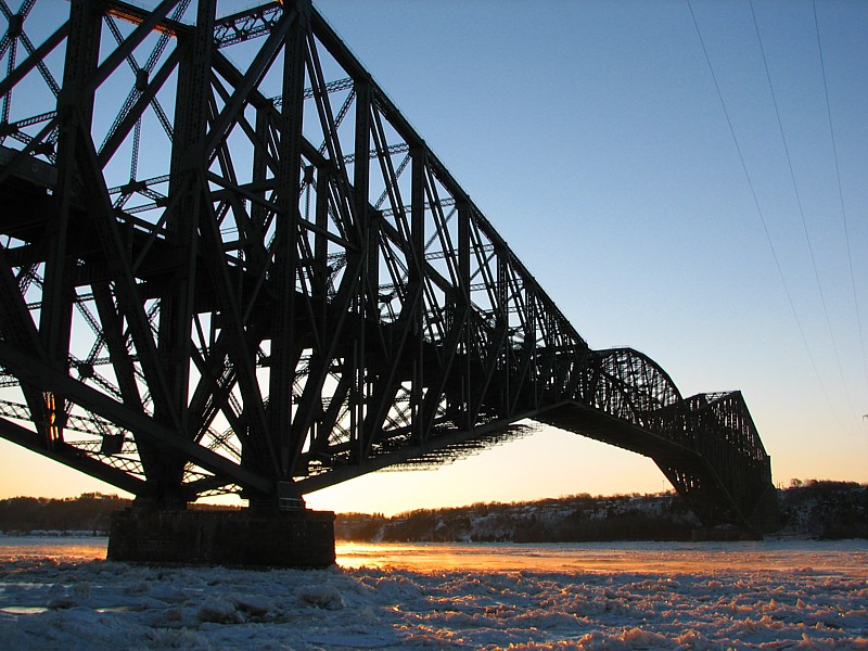 Le pont de Qubec en hiver