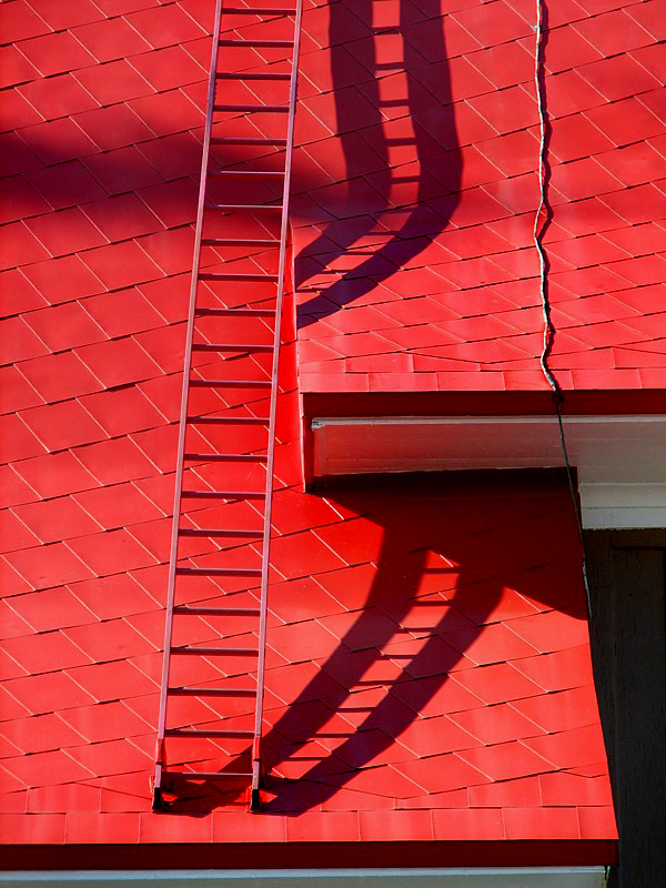 l'échelle rouge du toit de l'église