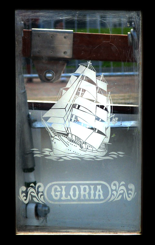 Le Gloria sur vitre