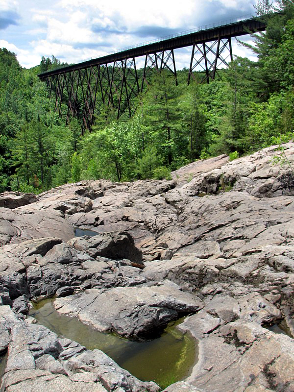 le viaduc et l'ancien lit de rivire
