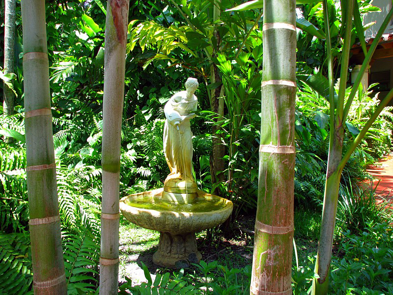 la statue entre les bambous