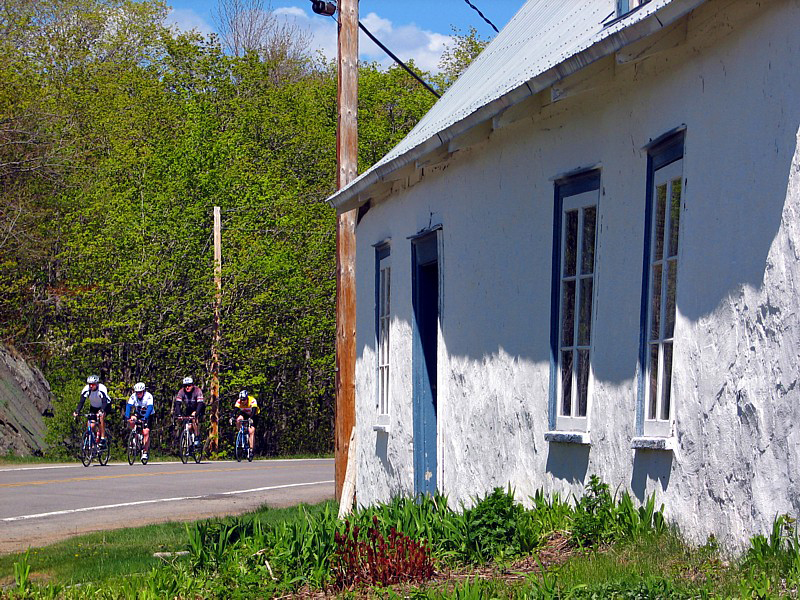4 cyclistes et la maison centenaire