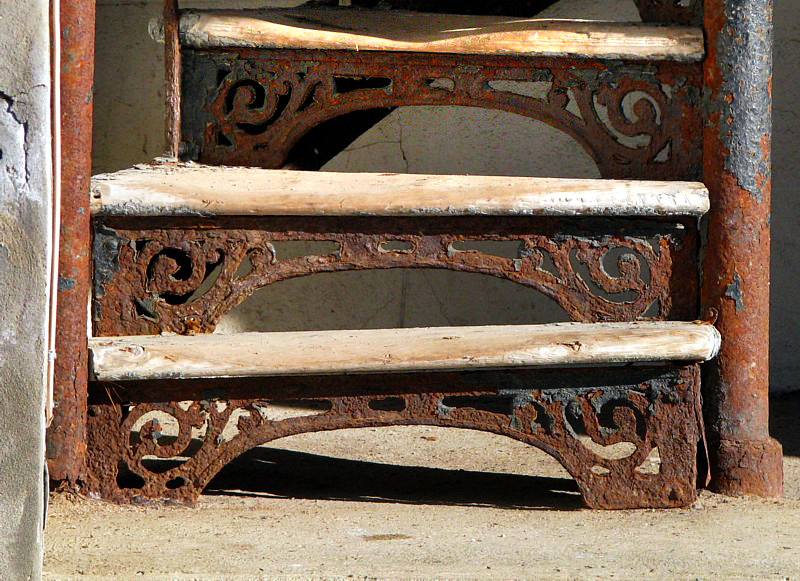 trois marches rouillées