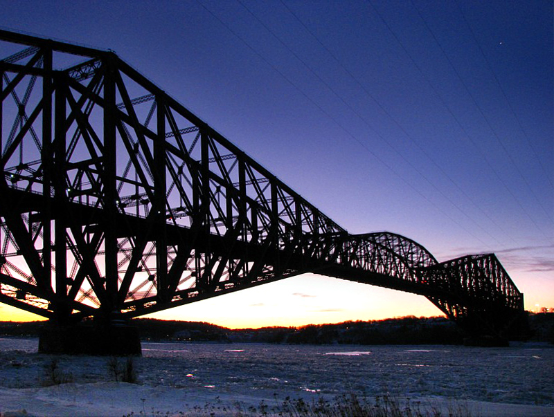 le pont de Qubec  l'aube