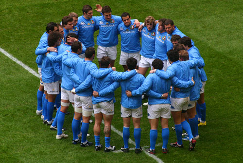 Italian team huddle, Cardiff