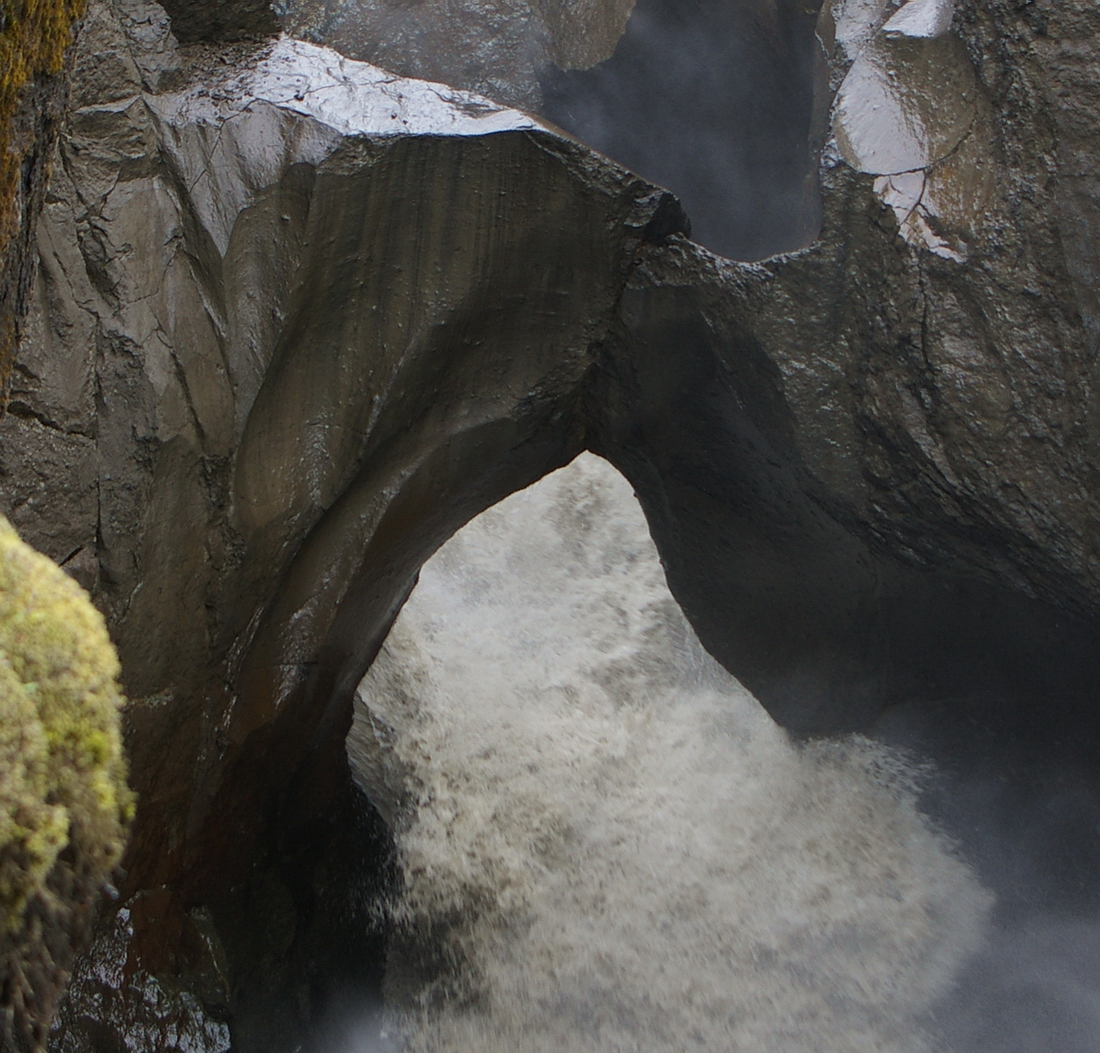 Steinbogi austan Hntu - Rock arch east of Hnuta