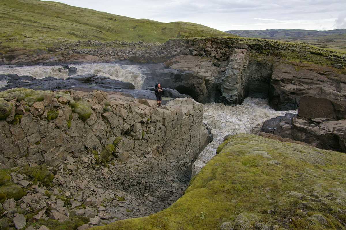 Berggangur austan vi Hntu - Dike east of Hnuta