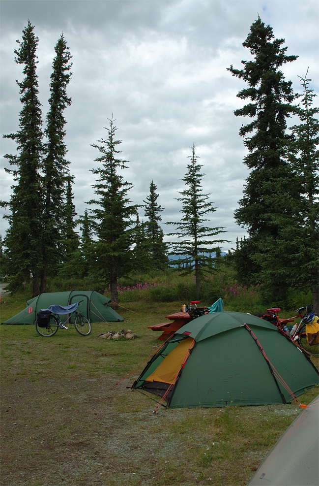 Our Staika in Alaska with a bike touring couples Nammatj 3 GT