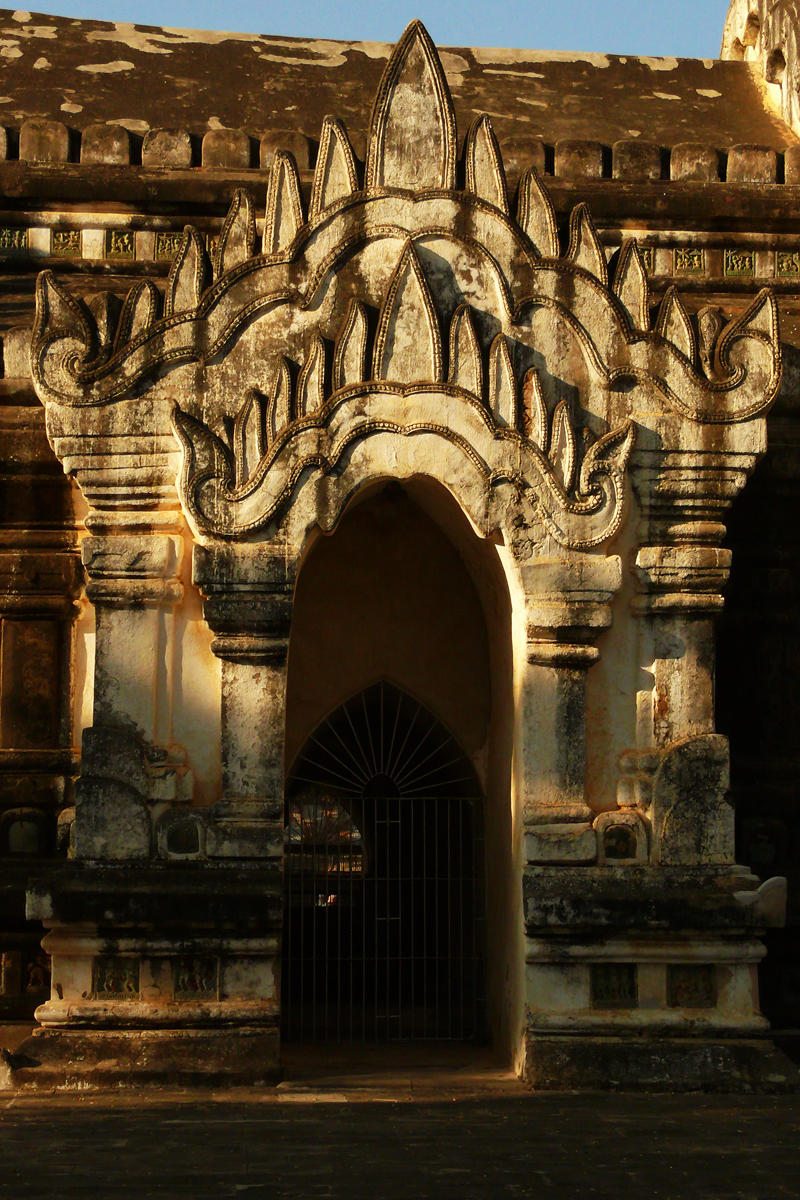 Entrance temple Bagan.jpg