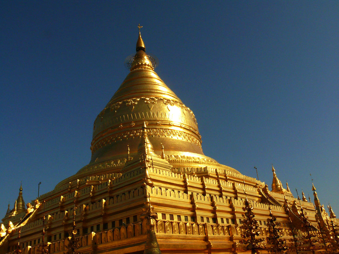 Shwezigon Paya in Nyaung U.jpg