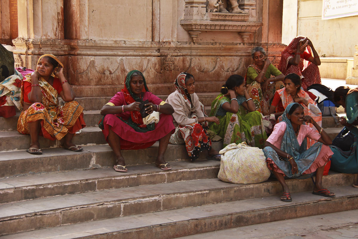 Tired pilgrims Palitana.jpg