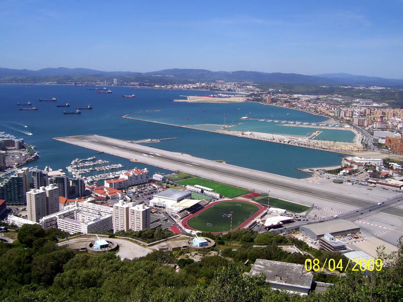 pas startowy biegnie dokladnie w poprzek Gibraltaru