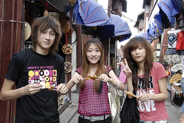 market kids eating toffee