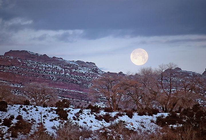 Moonset over Waterpocket Fold