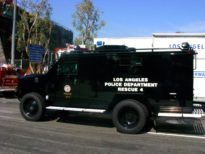 Parade 72 LAPD Rescue 4 left side.jpg