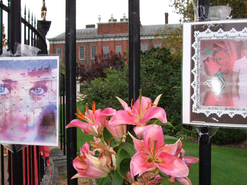 Gates of Kensington Palace with memorials of Princes Di