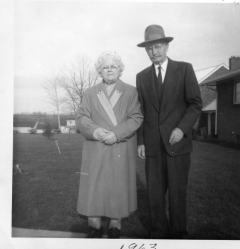 o6/89/822189/1/100716378.5bGmVq3C.grandmaandgrandpavalenski1963.jpg