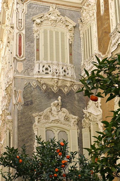 Dos Aguas palace