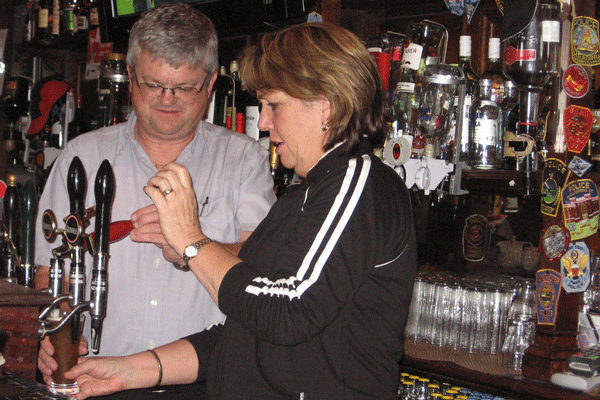 Dolly-draws-a-pint.gif