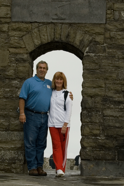 Cath-&-Ray-at-Cliffs-of-Moher.gif
