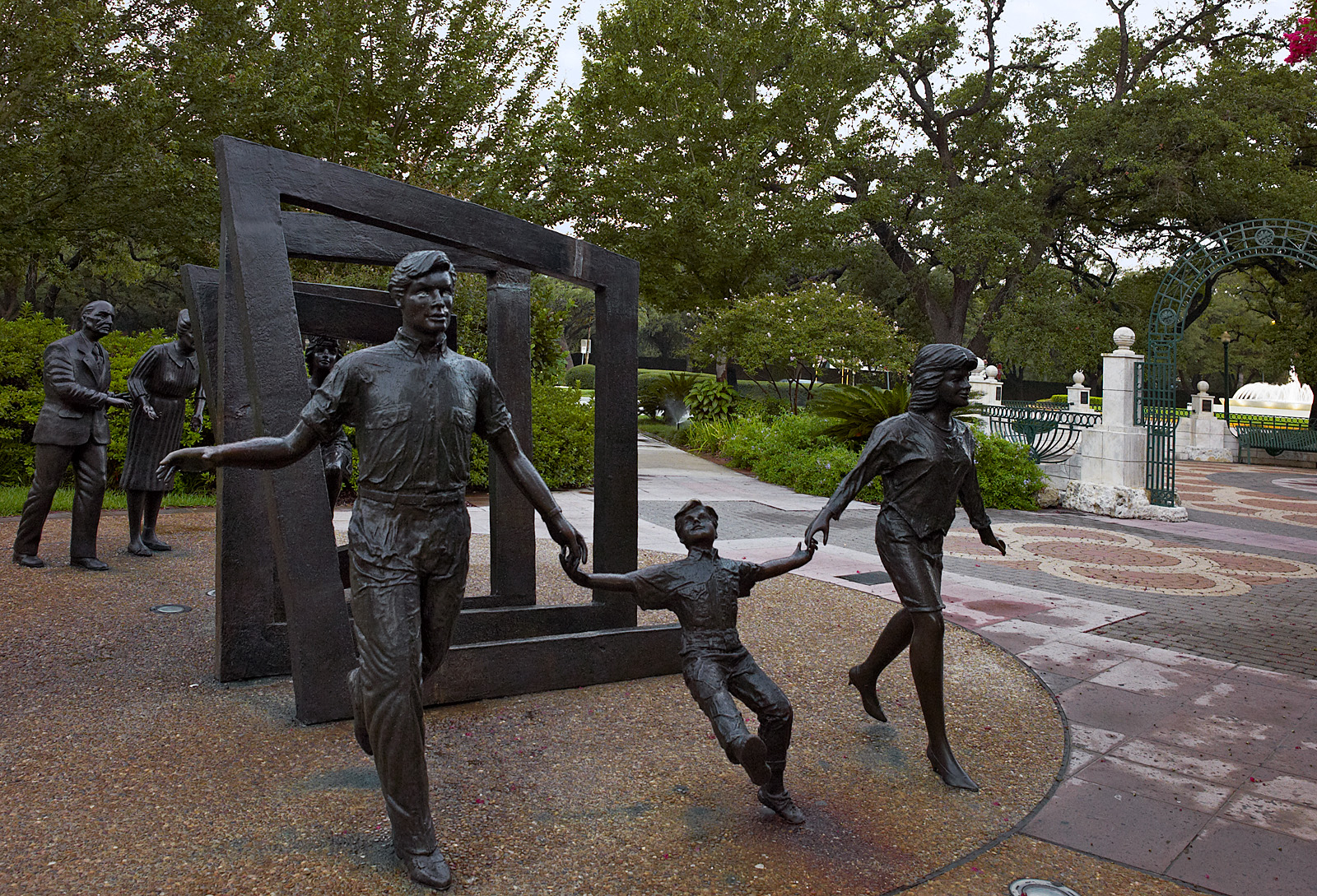 Bloch Cancer Survivors Plaza 02