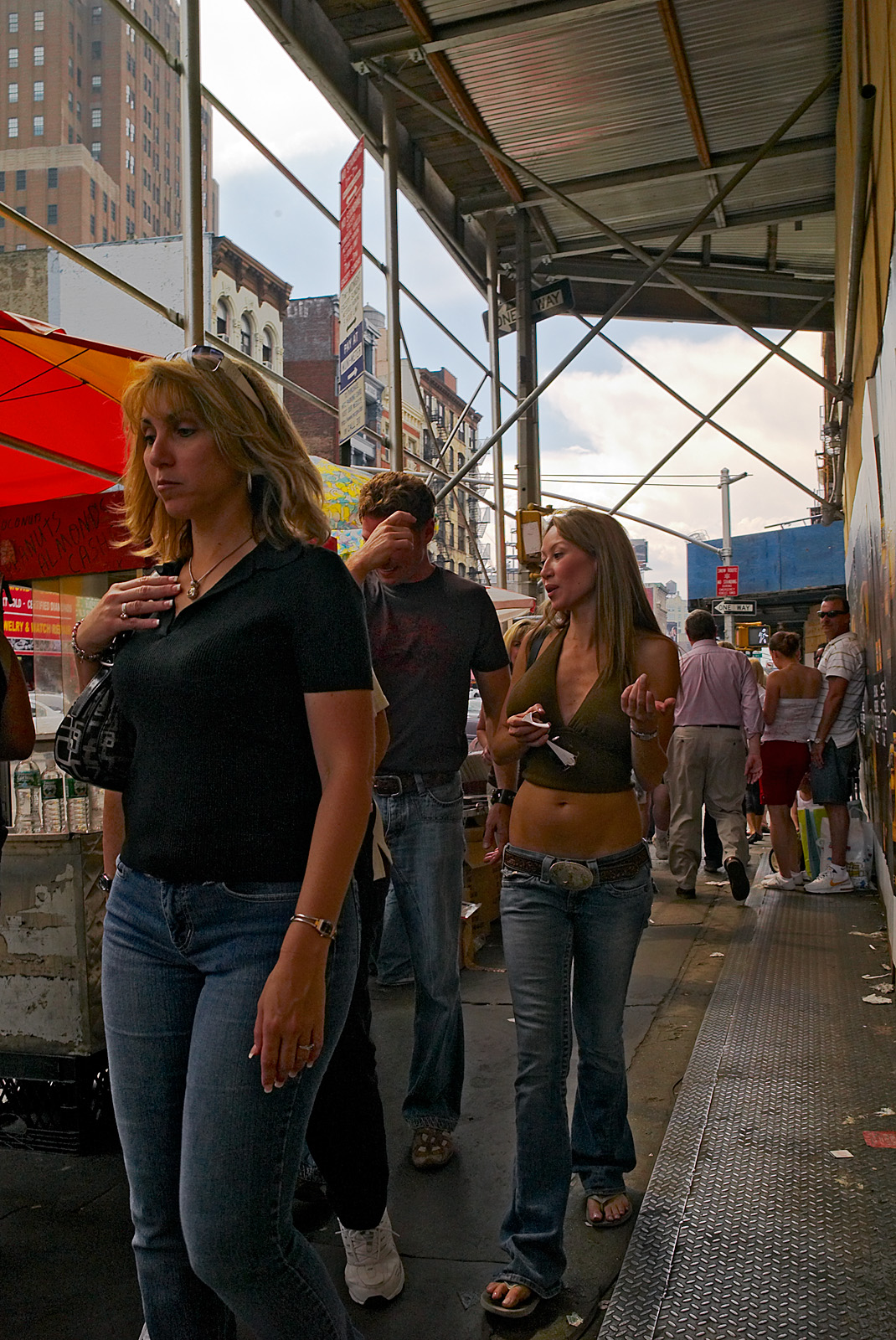 Canal Street shopping from the hip
