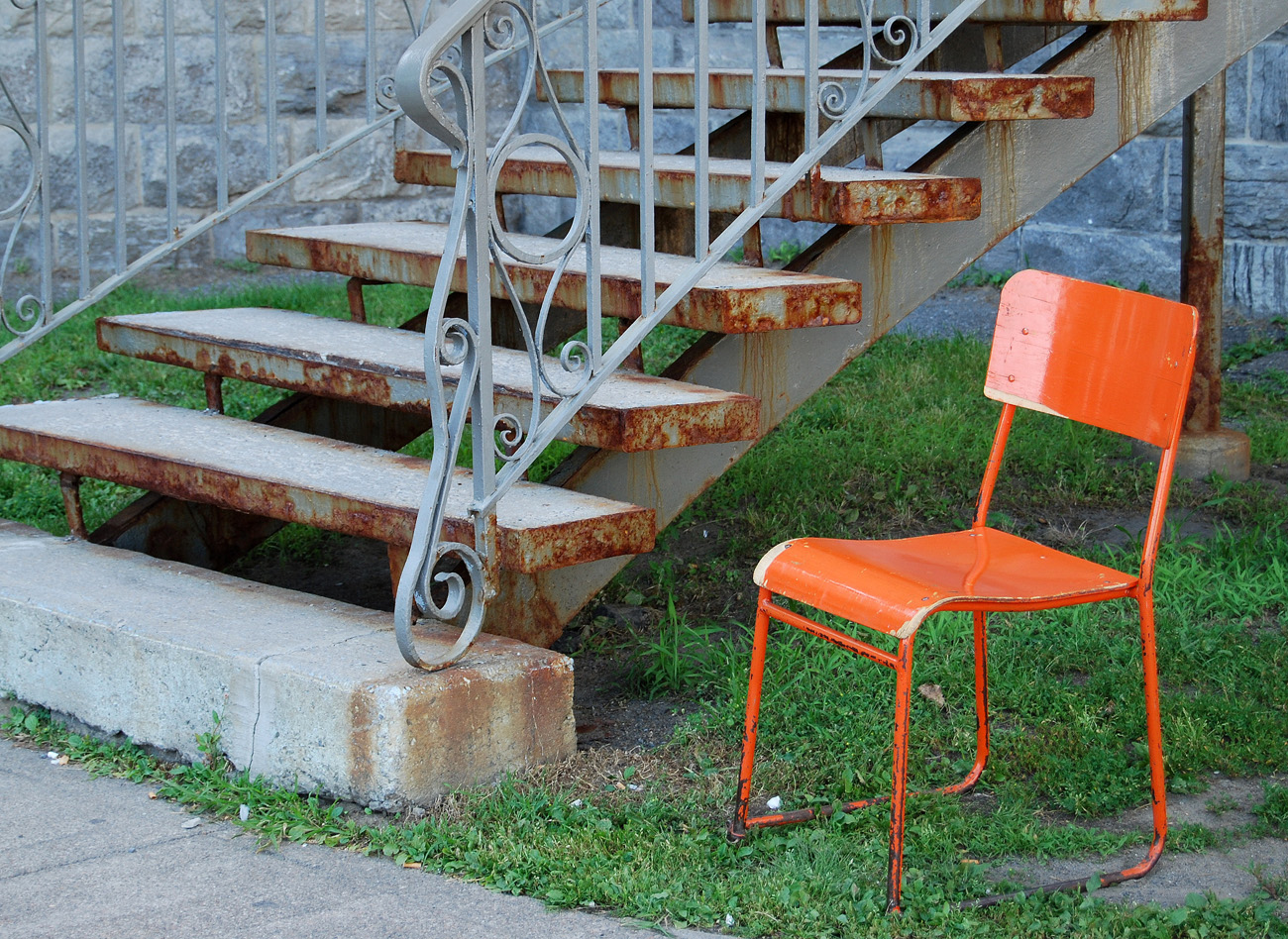Lescalier et la chaise orange