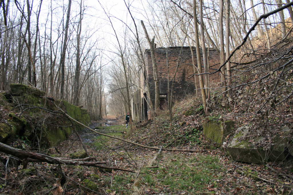Tunnel behind me looking west. fanhouse on right.JPG