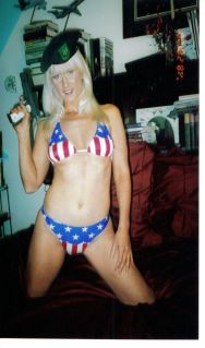 HGRWEB Model DOnna K USA Bikini Green Beret Bedroom 1911 Kneeling Smiling.jpg