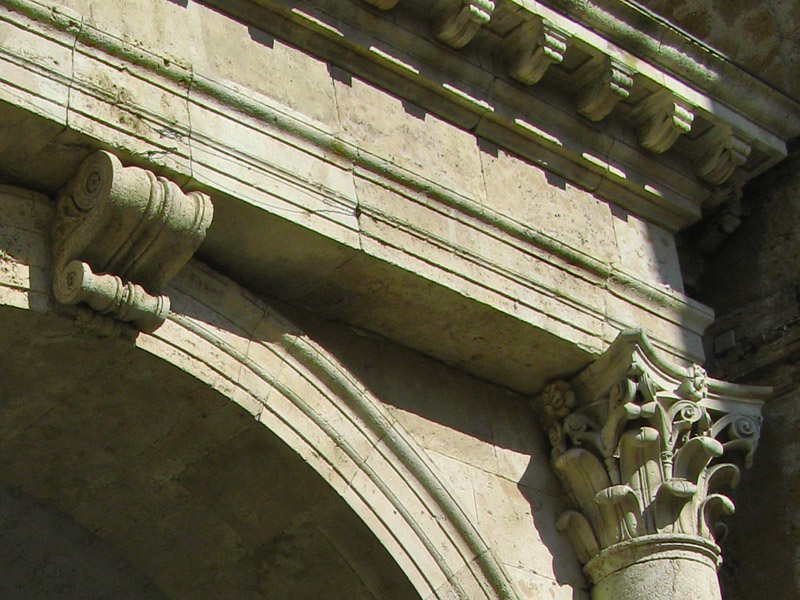 Detail of the arch at the Piazza della Repubblica8576