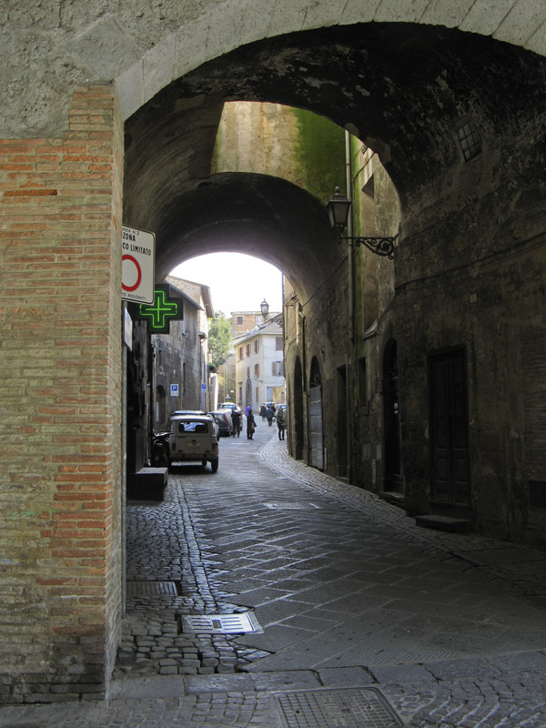 Under passageway from Via Garibaldi 8577a