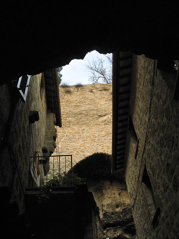 Under the archway I8983