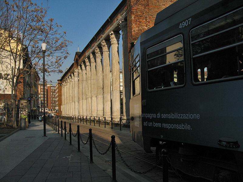 Streetcar on Via Porta Ticinese at Le Colonne062