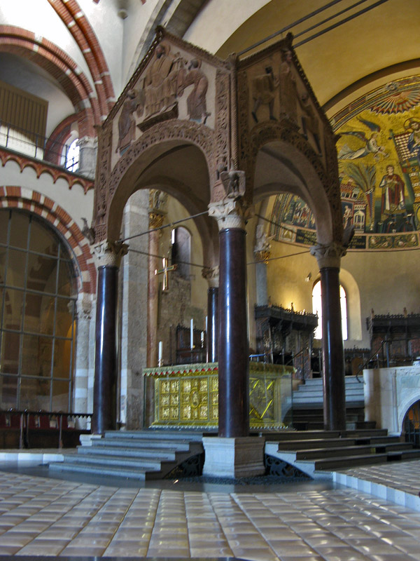 Interior of SantAmbrogio<br />0027