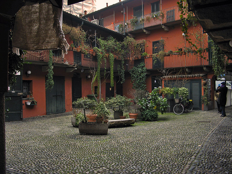 Courtyard on the Naviglio0079