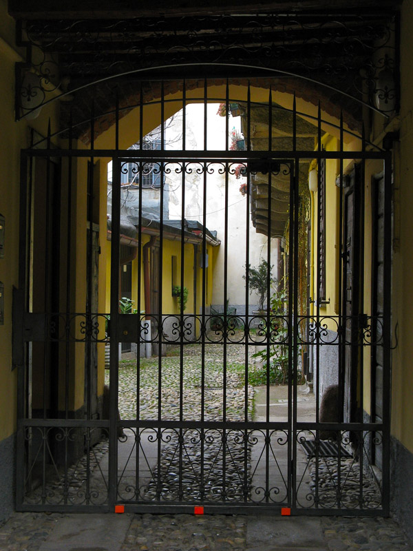 View into a CourtyardAlzaia di Gran Naviglio0093