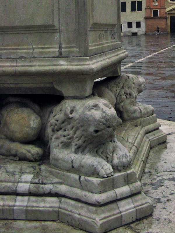 Lions on Piazza dei Signori3007cr.jpg