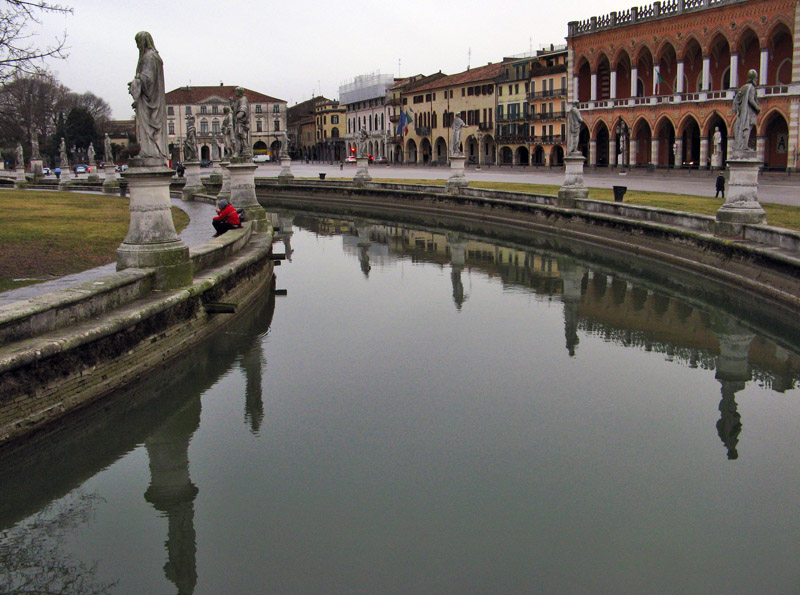 A Canal circles the Prato della Valle<br />3024.jpg
