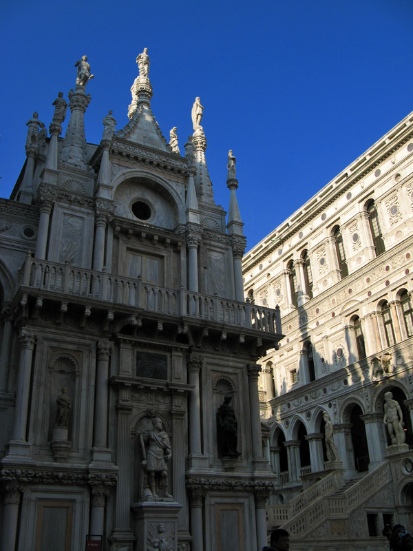 In the Courtyard of the Palazzo Ducale3341.jpg