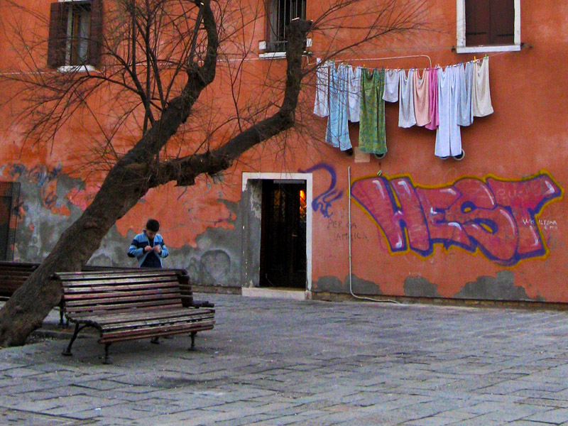Laundry and Graffiti, Campo dei Tedeschi3386.jpg