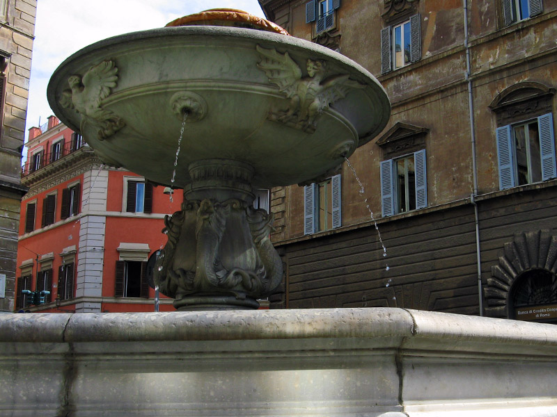 Fountain on Piazza Nicosia4128