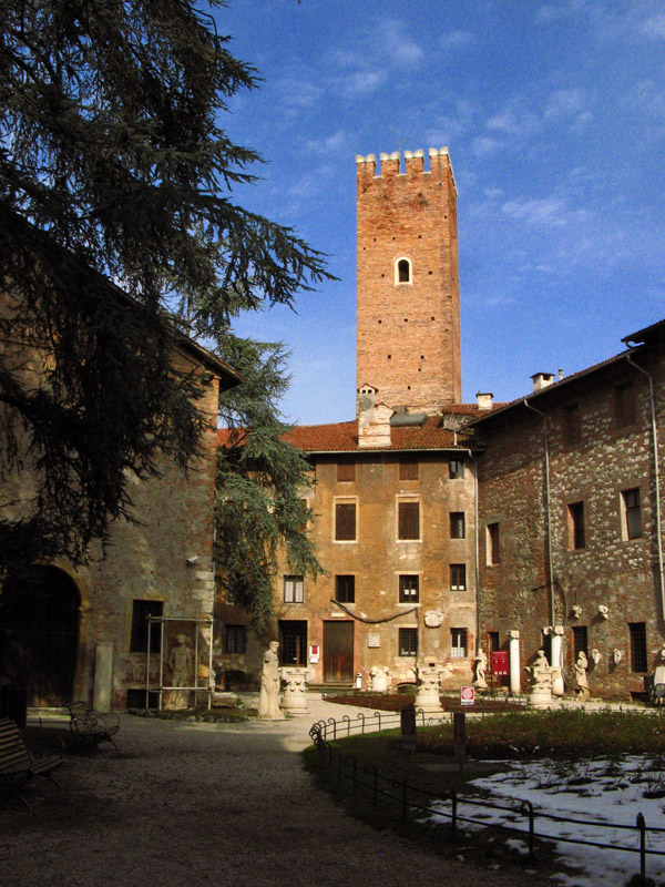 The courtyard of  the Teatro4719