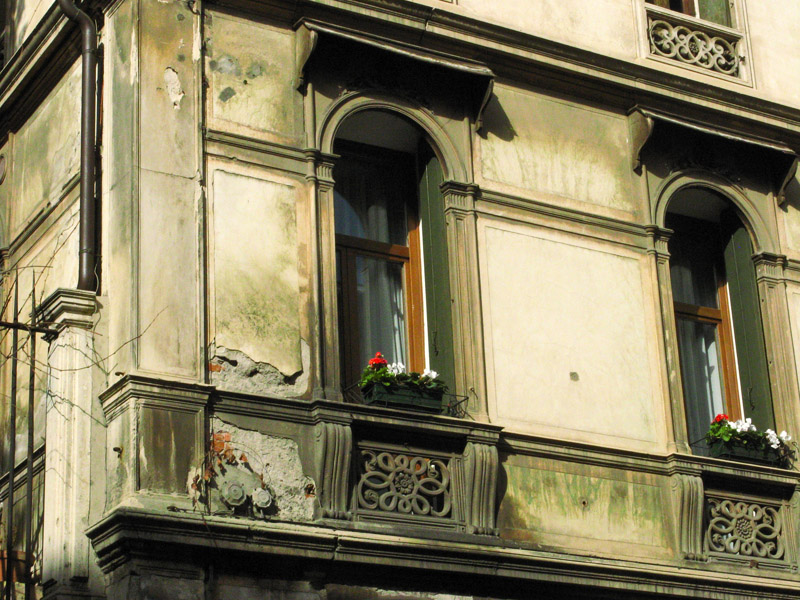 Flowers brighten a Facade4722