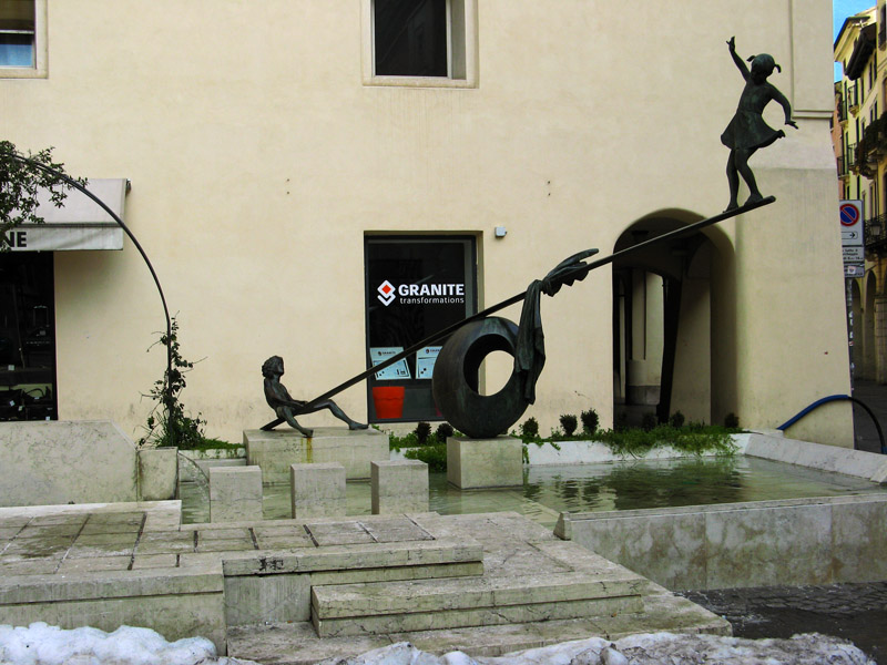 Playful Fountain4765