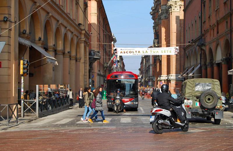 Looking up the Via dell'Independenza5858