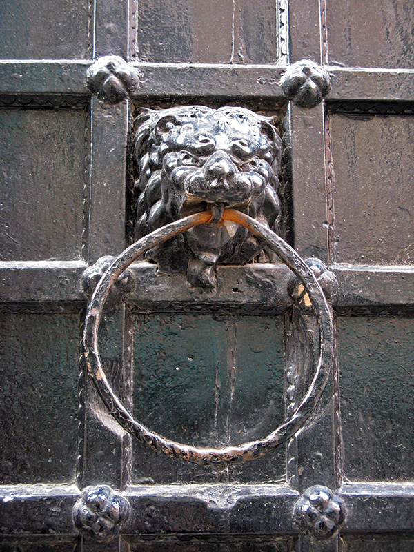 Lion doorknocker  0380