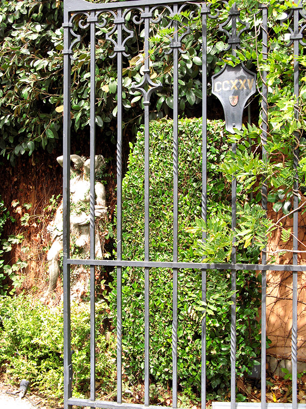 The gate to Villa CCXXV 3405